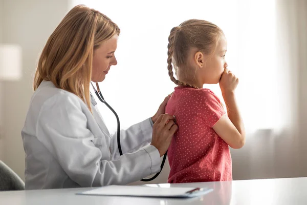 Barn Inom Sjukvården Kvinna Barnläkare Läkare Undersöka Hosta Liten Flicka — Stockfoto