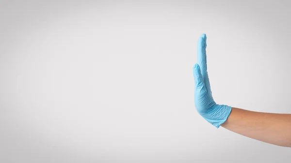 Profil Boczny Kobiecej Dłoni Niebieskich Rękawiczkach Chirurgicznych Pokazujących Gest Stop — Zdjęcie stockowe