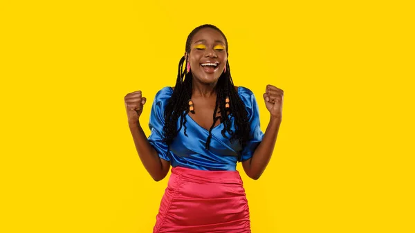 Başarının Neşesi Afro Amerikalı Kadın Evet Hareketini Iki Elini Kapalı — Stok fotoğraf