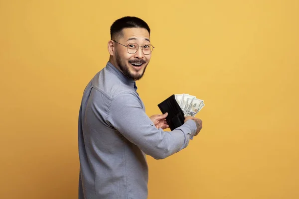 Conceito Dinheiro Feliz Asiático Homem Segurando Carteira Aberta Com Dinheiro — Fotografia de Stock