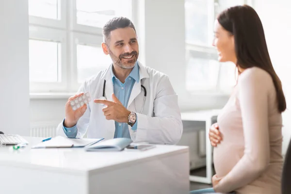 Gezonde Zwangerschapsgewoonten Gelukkig Mannelijk Therapeut Voorschrijven Vitaminen Voor Jonge Zwangere — Stockfoto