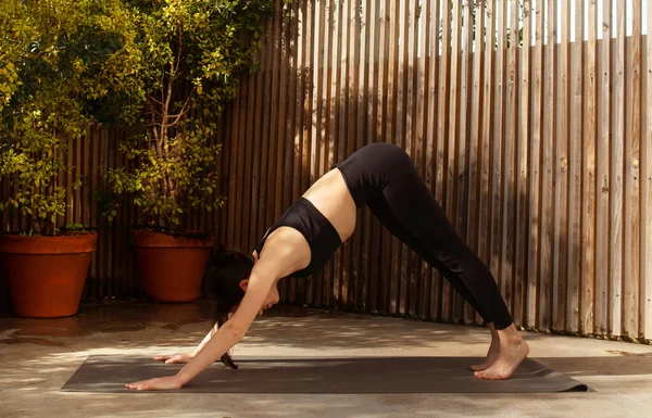Spor Kıyafetleriyle Yoga Yapan Avrupalı Sakin Bir Bayan Sporcu Nefes — Stok fotoğraf