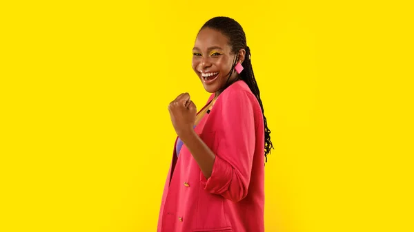 Joy Success Glad African American Woman Gesturing Yes One Hand — Stock Photo, Image