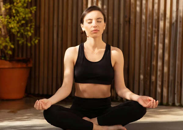 Sakin Avrupalı Kadın Sporcu Şehirde Yoga Yapan Meditasyon Yapan Yazın — Stok fotoğraf