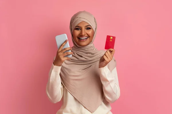 Online Bankovnictví Happy Muslim Žena Hidžábu Drží Smartphone Kreditní Kartu — Stock fotografie