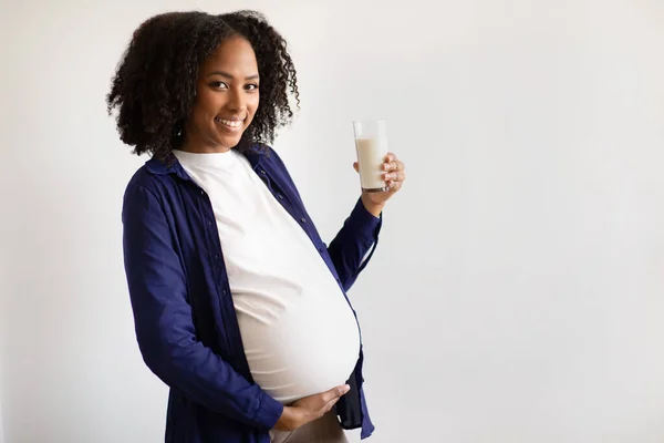 Glada Tusenåriga Afrikanska Gravid Kvinna Med Stor Mage Hålla Glas — Stockfoto
