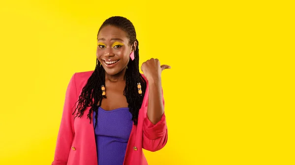 Positif Afro Américain Jeune Femme Pointant Pouce Doigt Côté Espace — Photo