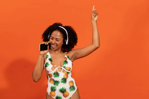 Emotioneel Gelukkig Duizendjarig Aantrekkelijk Afrikaans Amerikaanse Dame Modieuze Badpak Plezier — Stockfoto