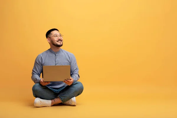 Інтернет Пропозиція Happy Asian Man Laptop Sitting Floor Looking Aside — стокове фото