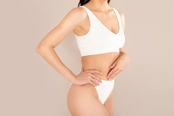 Beskuren Bild Smal Kvinna Kropp Vita Underkläder Isolerad Över Beige — Stockfoto