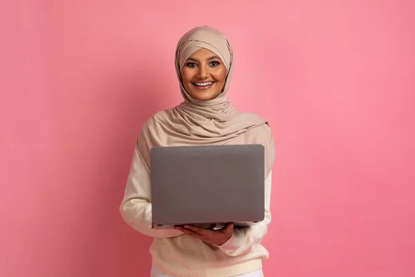 Conceito Trabalho Remoto Mulher Muçulmana Feliz Hijab Segurando Computador Portátil — Fotografia de Stock