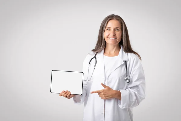 Sağlık Uzmanları Için Öğrenim Mutlu Kıdemli Kadın Terapist Boş Ekranlı — Stok fotoğraf