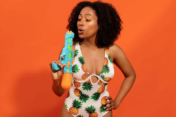 Attraktive Junge Afrikanisch Amerikanische Dame Mit Buschigen Haaren Modischen Badeanzug — Stockfoto