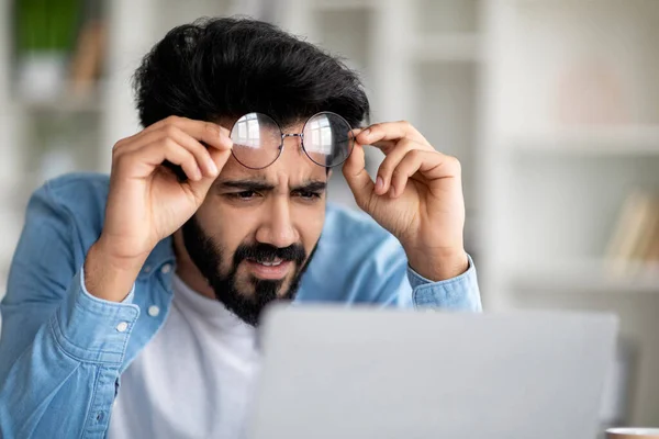 Error Confused Indian Man Looking Laptop Screen Taking Eyeglasses Worried — Stock Photo, Image