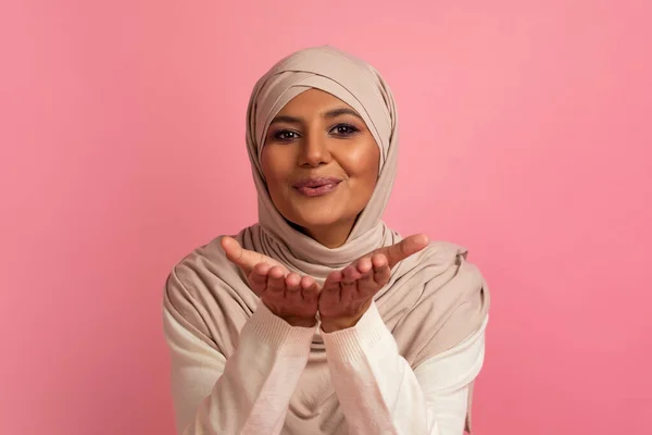 穿着伊斯兰头巾站在粉色背景下的浪漫快乐伊斯兰女性的肖像 在摄影棚 复制空间中 穿着伊斯兰头巾的年轻穆斯林女性 — 图库照片