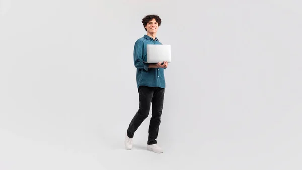Neşeli Genç Adam Dizüstü Bilgisayarda Interneti Tarıyor Bilgisayarını Tutuyor Sarı — Stok fotoğraf