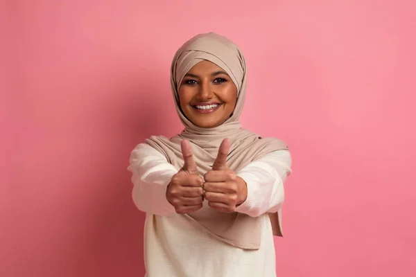 Zeer Aan Bevelen Gelukkig Moslim Vrouw Hijab Tonen Duimen Omhoog — Stockfoto