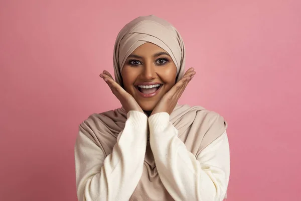 大惊喜 快乐的穆斯林女性 带着兴奋的表情和惊呼 快乐的年轻伊斯兰女性对好消息或报盘的反应 呈现在粉红背景上 复制空间 — 图库照片