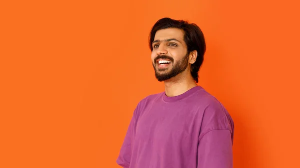 Χαρούμενα Ενθουσιασμένοι Ελκυστική Γενειοφόρος Νεαρός Ινδός Τύπος Φορώντας Μωβ Shirt — Φωτογραφία Αρχείου