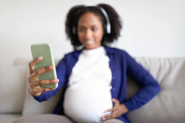Vrolijke Duizendjarige Zwarte Zwangere Vrouw Met Grote Buik Hoofdtelefoon Kijkt — Stockfoto