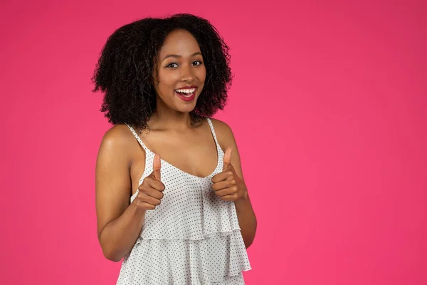 Cheerful Young Black Curly Lady Showing Thumbs Isolated Pink Background — Stock Photo, Image