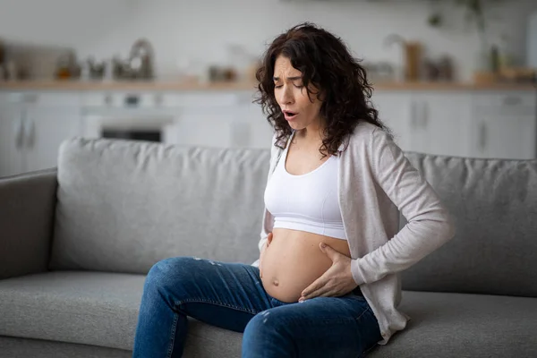 Braxton Hicks Weeën Jonge Zwangere Vrouw Die Buikpijn Thuis Heeft — Stockfoto