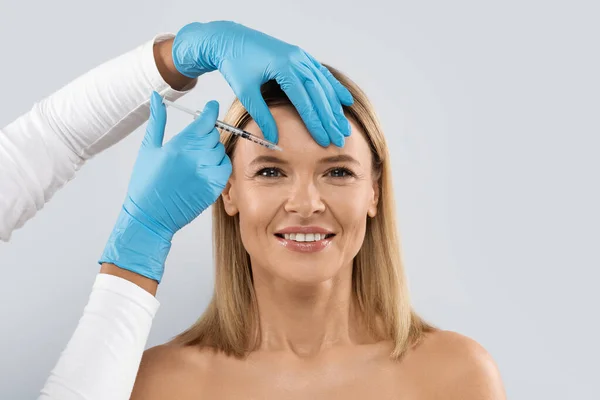 Beautiful Half Naked Blonde Middle Aged Woman Gets Cosmetic Injection — Stock Photo, Image