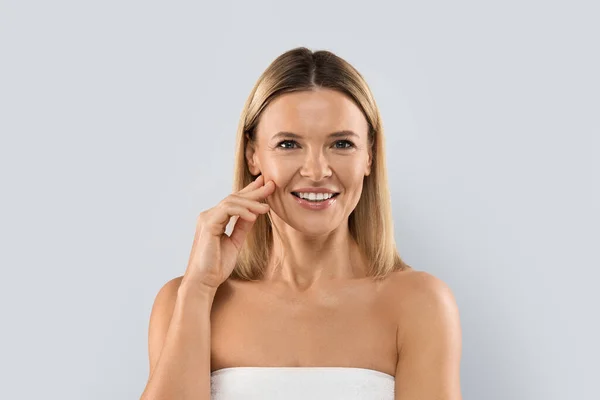 Gesichtskonturierung Plastische Chirurgie Ästhetisches Medizinkonzept Positive Hübsche Blondine Mittleren Alters — Stockfoto
