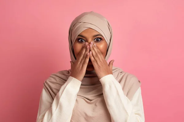 Омг Здивована Мусульманка Жінка Хіджабі Обгортаючи Рот Руками Подив Щаслива — стокове фото