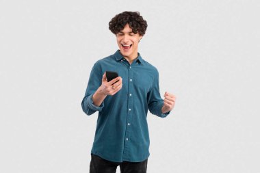 Dijital Başarı. Neşeli Adam 'ın telefonu kullanması ve 