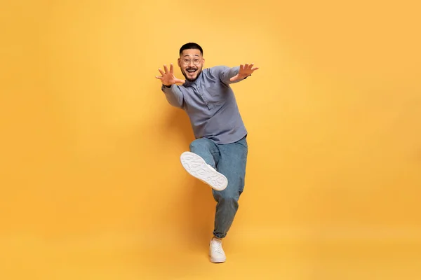 Веселий Молодий Азіатський Чоловік Розважається Жовтому Студійному Фоні Щасливий Позитивний — стокове фото