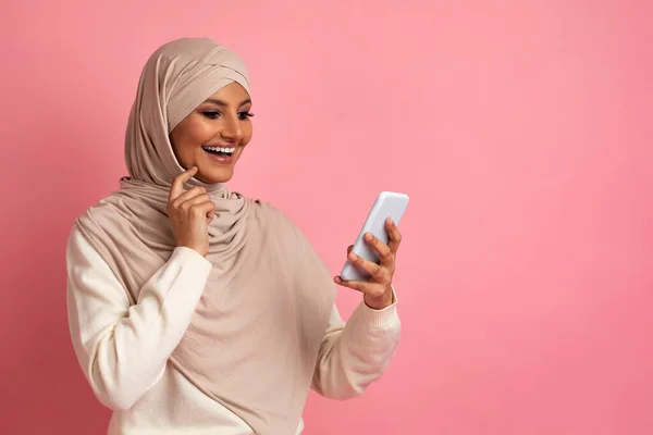 Χαμογελώντας Νεαρή Μουσουλμάνα Γυναίκα Κοιτάζοντας Smartphone Οθόνη Ενδιαφέρον Ευτυχισμένη Ισλαμική — Φωτογραφία Αρχείου