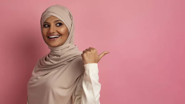 Pěkný Promo Šťastná Muslimská Žena Hidžábu Ukazující Kopírování Prostoru Jejími — Stock fotografie