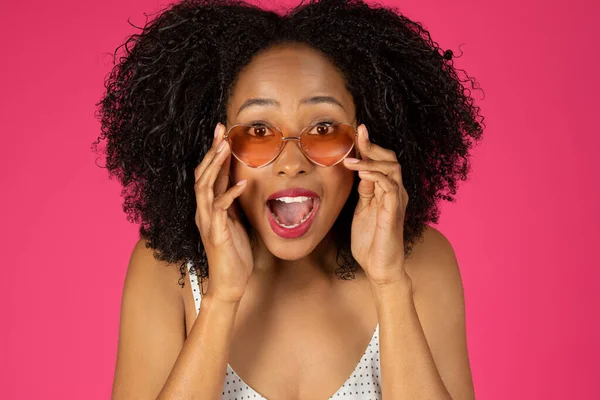 Uśmiechnięta Zaskoczona Milenijna Afrykańska Kręcona Kobieta Otwartymi Ustami Okularami Przeciwsłonecznymi — Zdjęcie stockowe