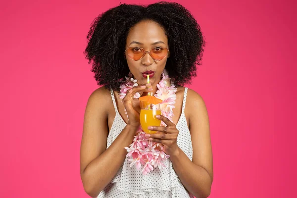 Happy Millennial African American Curly Woman Sunglasses Drinking Cocktail Enjoy — Stock Photo, Image