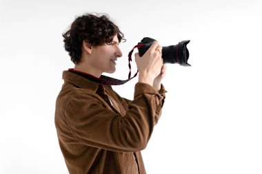 Dijital fotoğraf makinesi olan profesyonel fotoğrafçı. Fotoğraf stüdyosunda, yan görüntüde, fotokopi alanında çalışıyor. İş ve Meslek kavramı