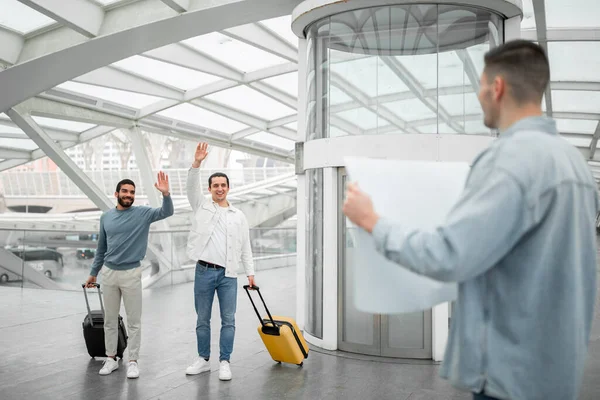 Treffen Flughafen Zwei Touristenmänner Winken Dem Mann Mit Einem Papierschild — Stockfoto