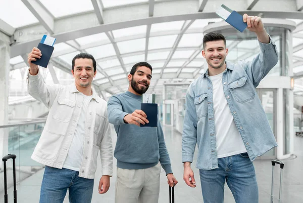 Vakantiemodus Drie Gelukkige Vrienden Mannen Klaar Voor Vlucht Poseren Met — Stockfoto
