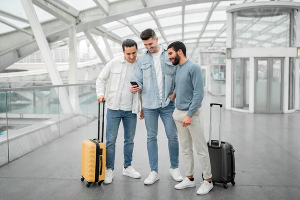Viajantes Conectados Grupo Três Turistas Homens Usando Smartphones Com Malas — Fotografia de Stock