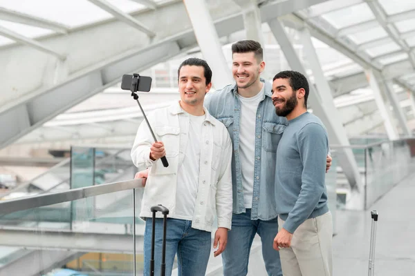 Globetrotters Vänner Män Göra Selfie Smartphone Posing Modern Airport Njuta — Stockfoto