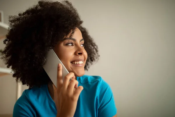 Χαμογελώντας Νεαρή Μαύρη Σγουρή Γυναίκα Που Καλεί Από Smartphone Μιλώντας — Φωτογραφία Αρχείου