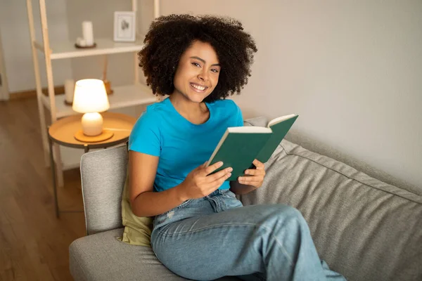 Χαμογελώντας Millennial Σγουρά Μαύρο Κυρία Ανάγνωση Βιβλίο Ημέρα Σχεδιασμού Απολαύσετε — Φωτογραφία Αρχείου