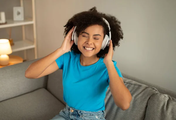Nuevo Gadget Aplicación Audio Mujer Rizada Negra Joven Positiva Auriculares — Foto de Stock