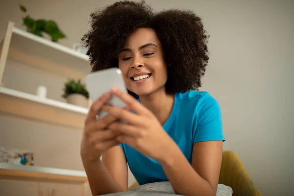 Gadget Para Comunicación Sonriente Joven Negro Rizado Mujer Leyendo Mensaje — Foto de Stock