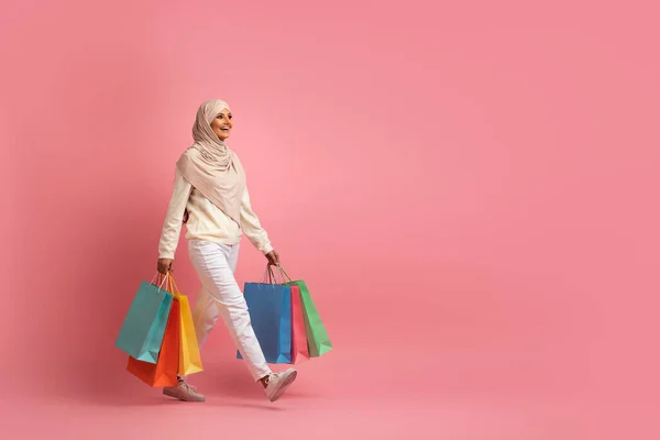 Büyük Satış Konsepti Tesettürdeki Tesettürdeki Tesettürlü Müslüman Kadın Stüdyoda Alışveriş — Stok fotoğraf