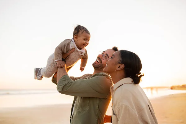 Tiempo Diversión Familiar Diversos Padres Felices Jugando Con Hijo Pequeño — Foto de Stock