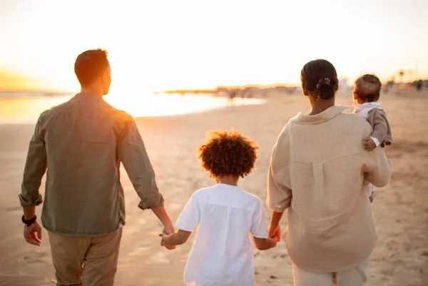 Vista Trasera Familia Caminando Por Playa Con Dos Niños Tomados — Foto de Stock