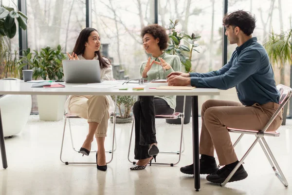 ビジネスチーム 職場で一緒に働くプロジェクトについて話し合い 現代オフィスのテーブルに座る3人の混合若い同僚 仕事のコンセプトでコラボレーションを成功させる — ストック写真