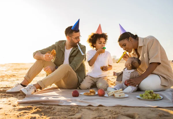 Famiglia Felice Quattro Seduti Sulla Coperta Spiaggia Indossando Cappelli Festa — Foto Stock