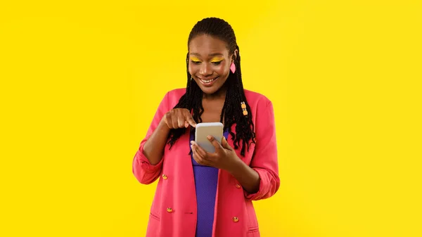 Happy Tech Savvy Donna Afroamericana Navigando Internet Sul Telefono Impegnarsi — Foto Stock